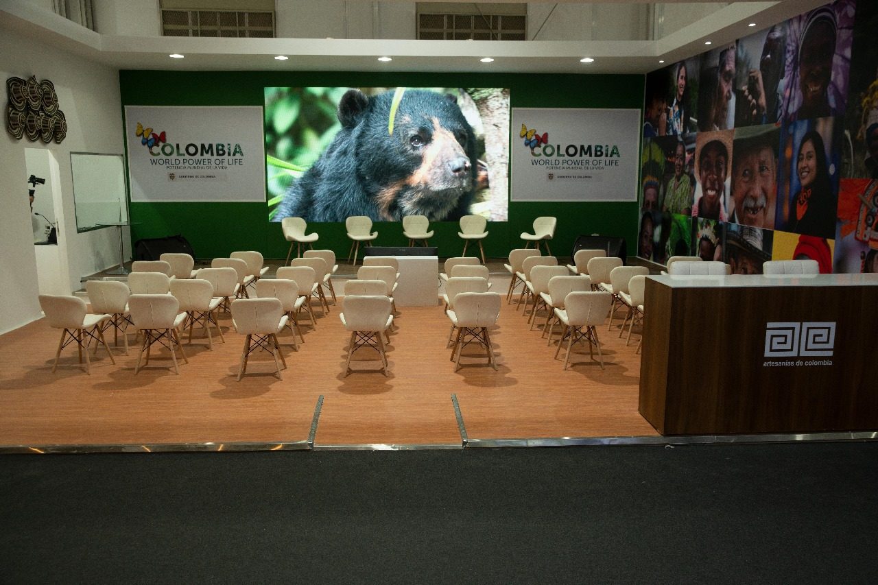 Colombia booth at COP27 in Sharm El Sheikh, featuring a vibrant display with lush greenery, cultural motifs, and information on Colombia’s environmental initiatives and commitment to biodiversity and sustainability.